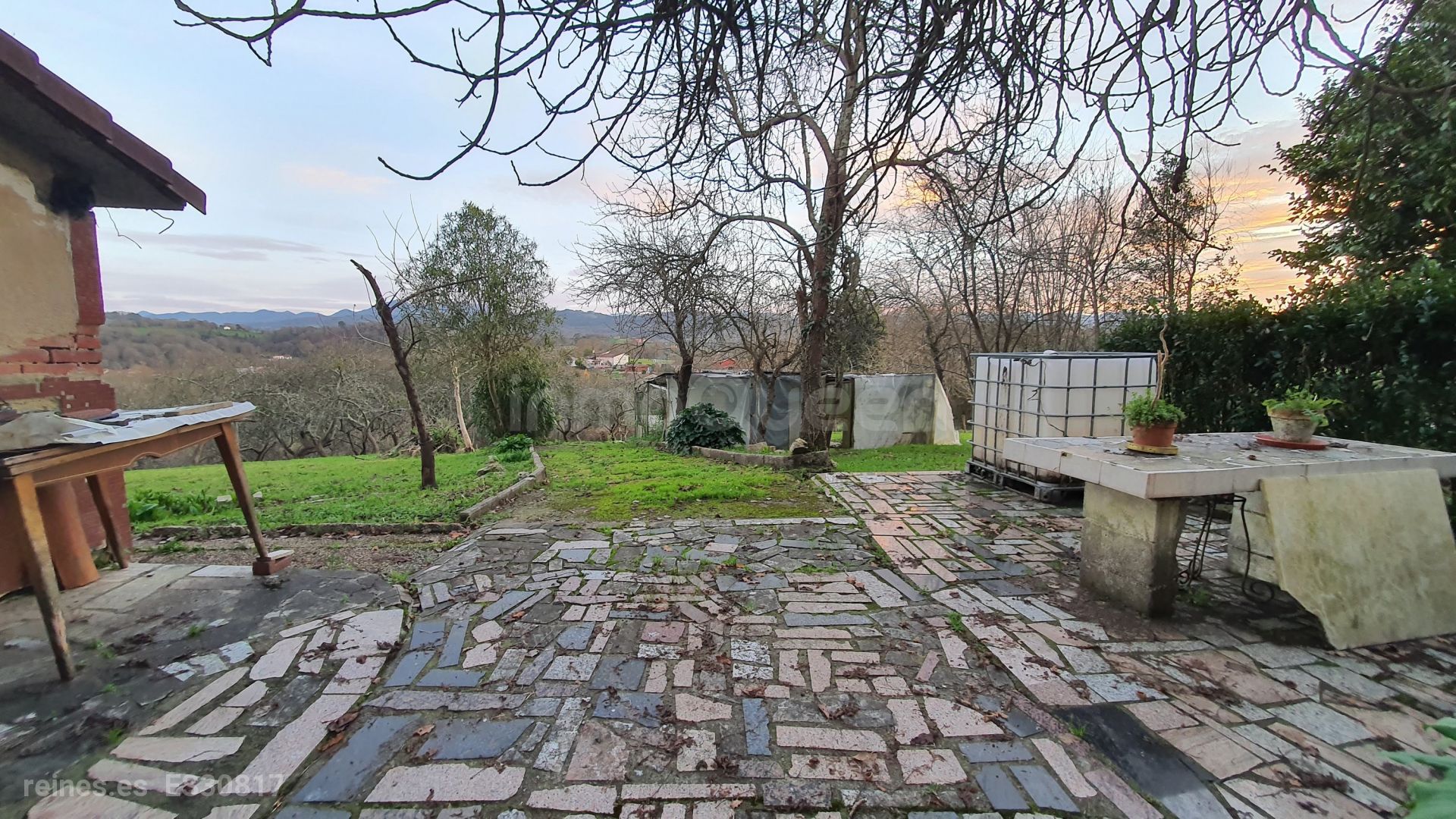 caseta de aperos y barbacoa