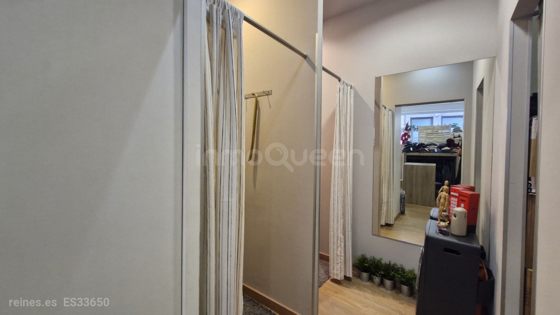 vestidores, acceso a baño y pequeño almacén.