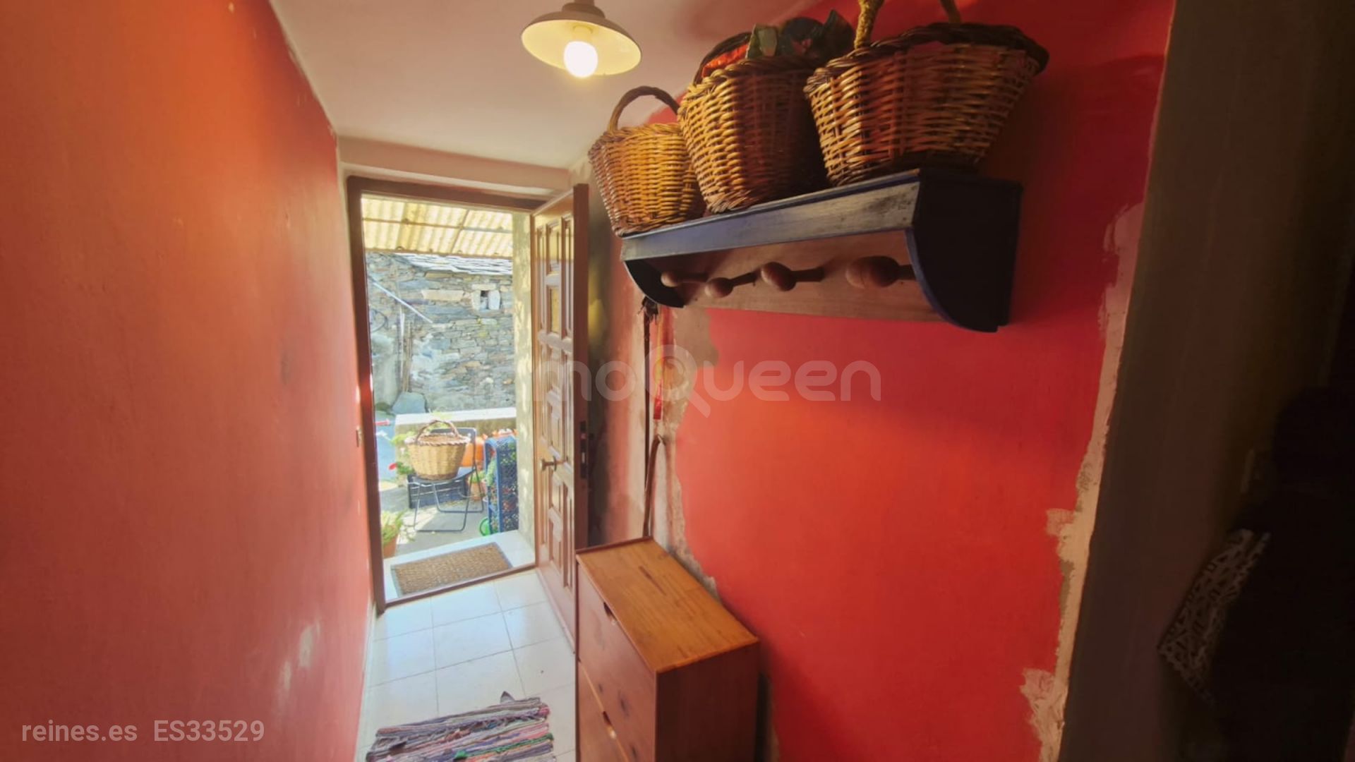 hall de entrada En el hall de entrada podemos ver que la casa necesita un poco de mimo una mano de pintura
