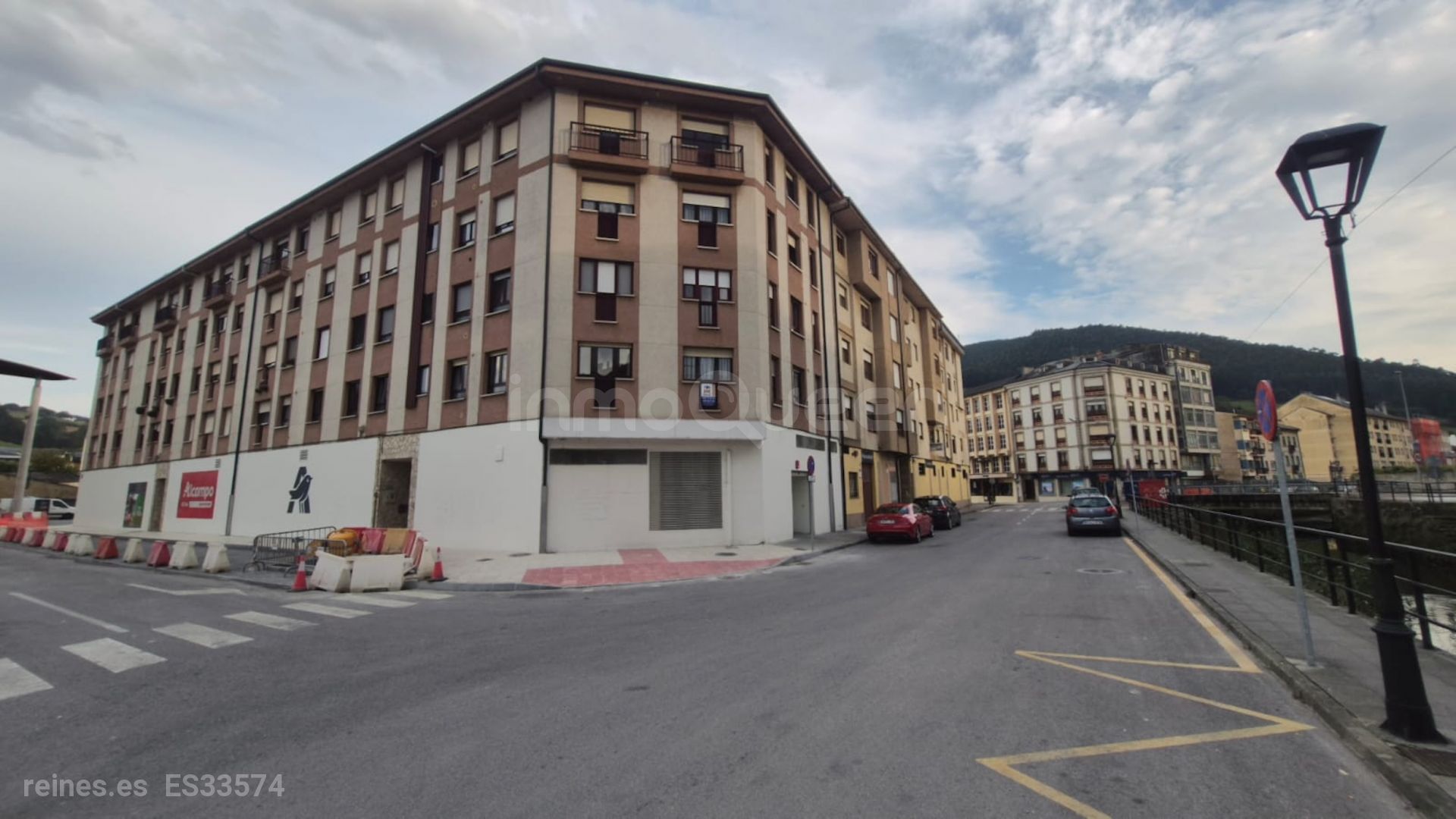 Fachada Principal a la derecha el rio Suaron